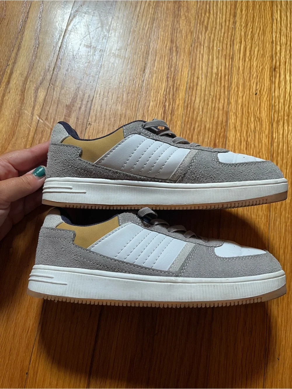 Falls Creek Low-Top Sneakers in White, Navy & Tan
